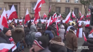 Polonia, protesta contro governo davanti al Parlamento