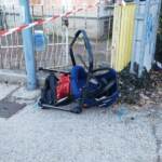 Trento, auto piomba sul marciapiede e investe 31enne con 3 bambini