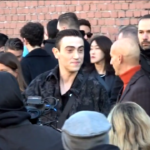 Milano Fashion Week, pubblico a caccia di celebrità fuori dalle sfilate