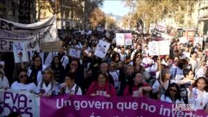 Spagna, personale sanitario in sciopero: centinaia di lavoratori in marcia a Barcellona