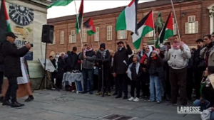 Torino, gli operatori sanitari in piazza per Gaza: “Chiediamo il cessate il fuoco immediato”