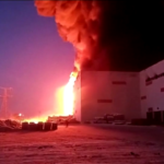 Russia, deposito Wildberries in fiamme: Vigili del fuoco in azione