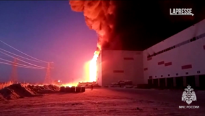Russia, deposito Wildberries in fiamme: Vigili del fuoco in azione
