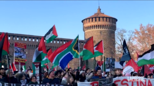 Manifestazione pro Palestina a Milano: le immagini da piazza Castello
