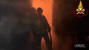 Chalet in fiamme nel Torinese, rogo spento e nessun ferito