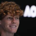 Australian Open: vince Sinner, infortunio per Berrettini