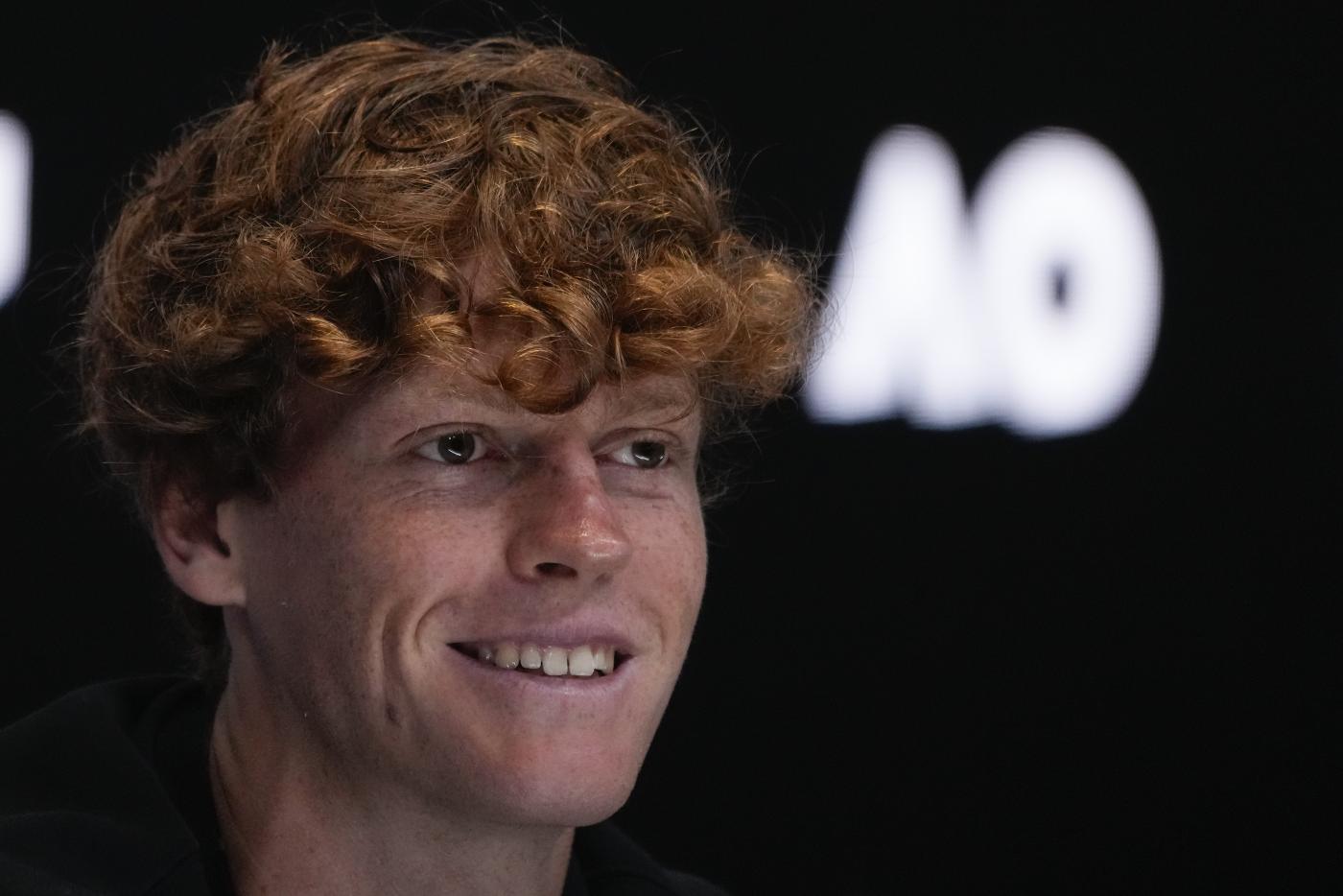 Australian Open: vince Sinner, infortunio per Berrettini