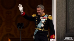 Re Frederik X sale al trono danese dopo l’abdicazione della madre