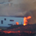 Islanda, la lava del vulcano in eruzione brucia un edificio a Grindavik