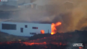 Islanda, la lava del vulcano in eruzione brucia un edificio a Grindavik
