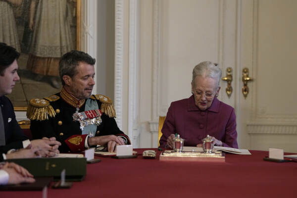 Danimarca, Margrethe II firma abdicazione: Frederik X è re