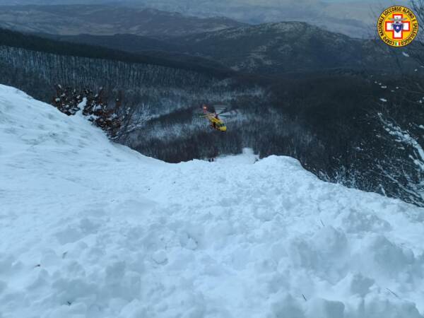 Abruzzo, slavina sul monte Sirente: morto un escursionista. Salve le 4 persone disperse