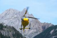 Un elicottero del soccorso alpino al lavoro. In corso un intervento sulle Dolomiti per una valanga in cui potrebbero essere rimaste coinvolte persone