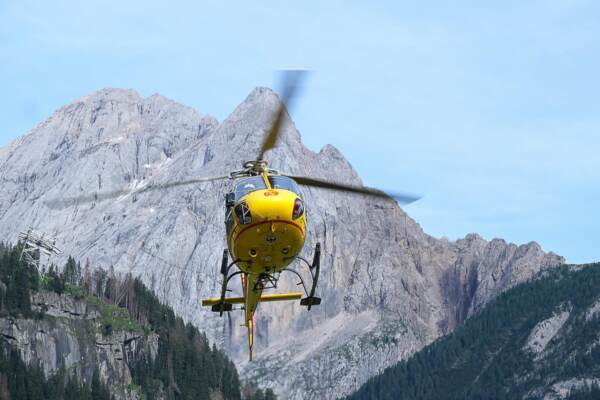 Un elicottero del soccorso alpino al lavoro. In corso un intervento sulle Dolomiti per una valanga in cui potrebbero essere rimaste coinvolte persone