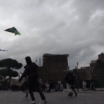 Roma, ai Fori Imperiali il volo degli aquiloni per Gaza