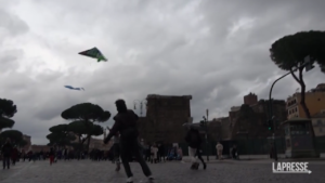 Roma, ai Fori Imperiali il volo degli aquiloni per Gaza