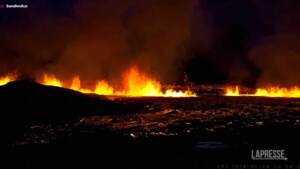 Islanda, nuova eruzione: fiumi di lava dal vulcano