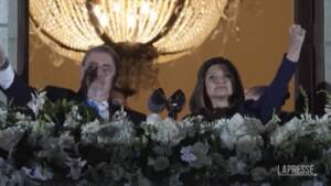 Guatemala, il nuovo presidente Bernardo Arévalo festeggia con i suoi sostenitori