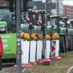 Berlino, colonne di trattori si riuniscono per la protesta degli agricoltori