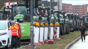 Berlino, colonne di trattori si riuniscono per la protesta degli agricoltori