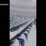 Stadio Buffalo Bills, spalti innevati diventano scivolo per tifosi
