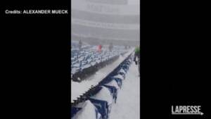 Stadio Buffalo Bills, spalti innevati diventano scivolo per tifosi