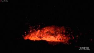 Islanda, continua l’eruzione a Grindavik: lo spettacolo delle fontane di lava