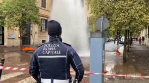 Roma, esplode conduttura a San Giovanni: fontana d’acqua in strada