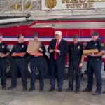 Usa, Trump mangia la pizza insieme ai pompieri a Waukee