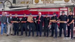 Usa, Trump mangia la pizza insieme ai pompieri a Waukee
