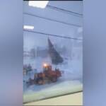 Russia, tempesta di neve abbatte albero di Natale