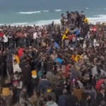 Gaza, in centinaia assaltano i camion di aiuti umanitari