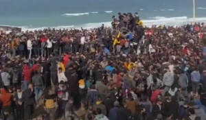Gaza, in centinaia assaltano i camion di aiuti umanitari