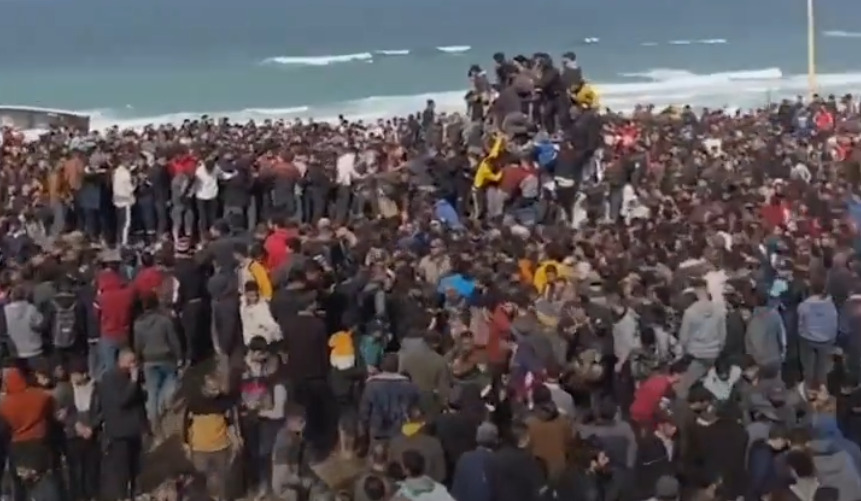 Gaza, in centinaia assaltano i camion di aiuti umanitari Gaza, in centinaia assaltano i camion di aiuti umanitari