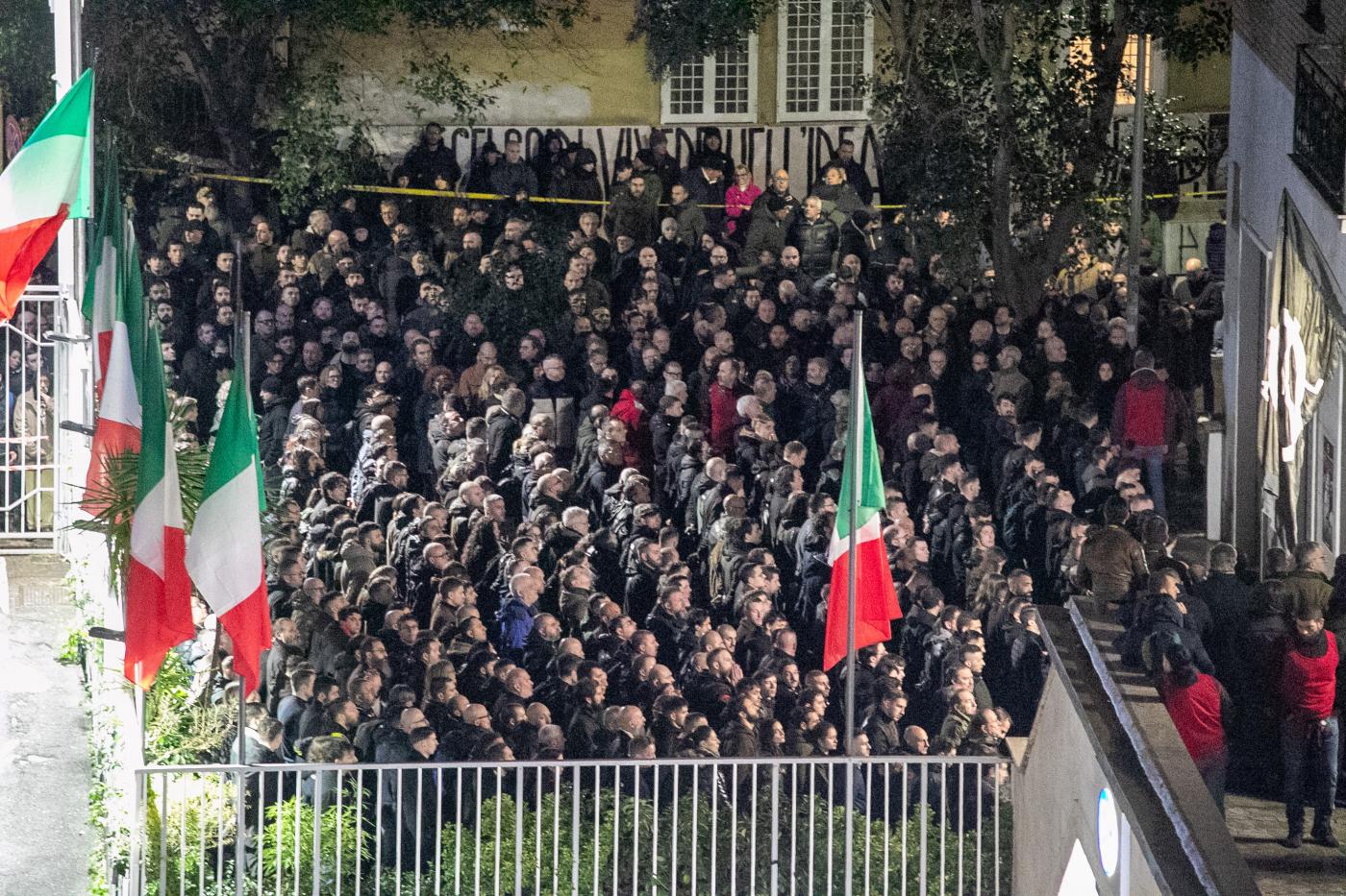 Saluto romano, Cassazione: “È reato, va applicata la legge Scelba”