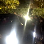 Roma, Pellegrini esce da Trigoria: i tifosi contestano