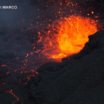 Islanda, le spettacolari immagini dal drone del vulcano in eruzione