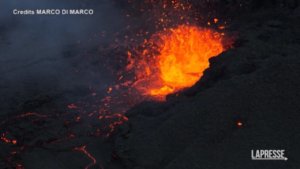 Islanda, le spettacolari immagini dal drone del vulcano in eruzione