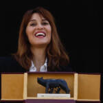 Cinema, Paola Cortellesi riceve la Lupa Capitolina: “Felice di aver raccontato Roma”