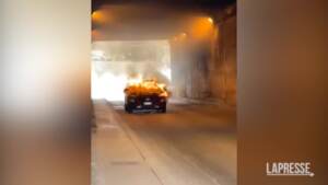 Sassari, auto prende fuoco: salvo anziano alla guida