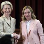 Alluvioni, Meloni e von der Leyen a Forlì: “Fondi Pnrr per prevenzione”