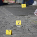 Napoli, 18enne gambizzato in agguato: ferita anche una passante