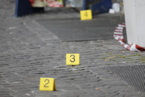 Napoli, sparatoria tra la folla in piazza Nazionale: ferita gravemente bimba di 4 anni