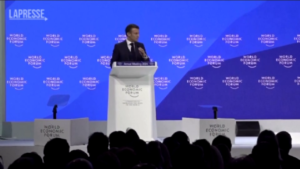 Davos, Macron: “Assicurarsi che Russia non vinca contro Kiev”