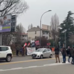 Bologna, contestatori per l’arrivo di Meloni: “Qui non sei la benvenuta”