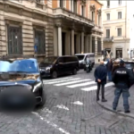 Bill Gates, l’arrivo a Palazzo Chigi per l’incontro con Meloni
