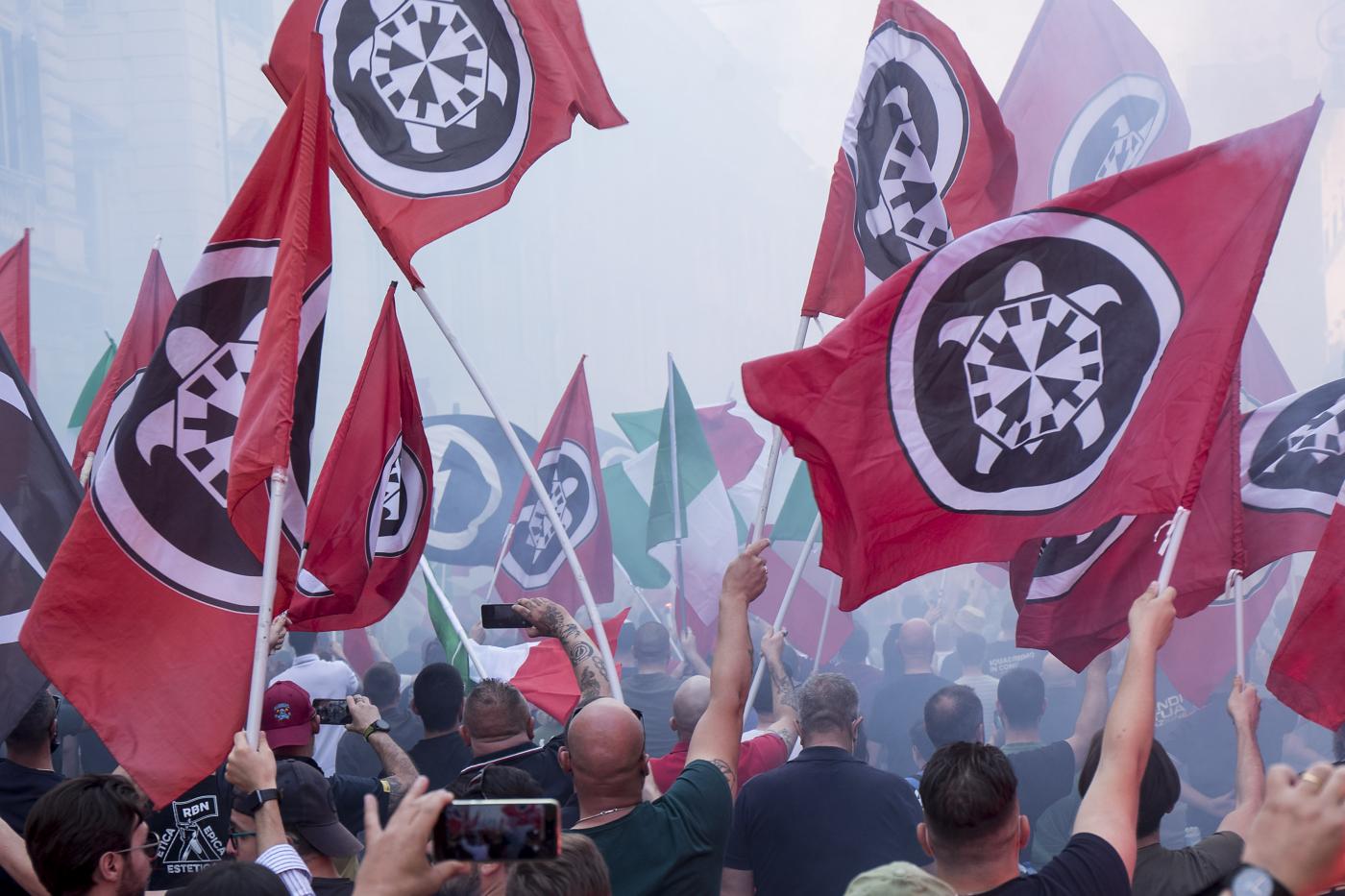 Genova, corteo antifascista contro CasaPound: scontri tra manifestanti e polizia in piazza Alimonda