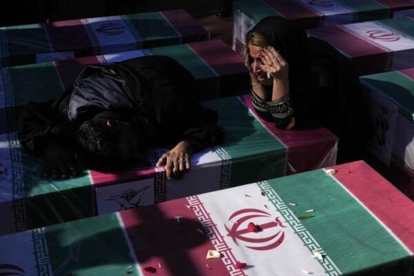 Iran, esplosioni alla tomba di Qassem Soleimani: i funerali delle vittime