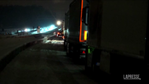 Germania, tempesta neve blocca traffico: bevande calde per automobilisti