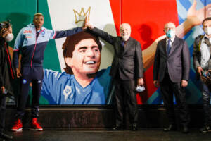 Osimhen e ADL all'inaugurazione stazione Mostra-Maradona con i murales dal 1926